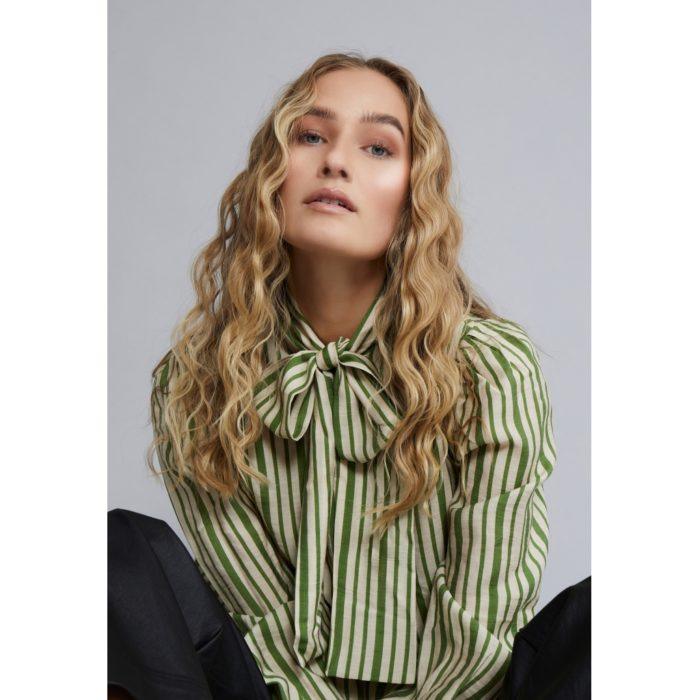 BLUSA MANGA ABULLONADA Y LAZO de